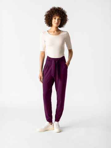 Les Lunes Tapered Pleat-front trousers 'Jade' in Purple: front