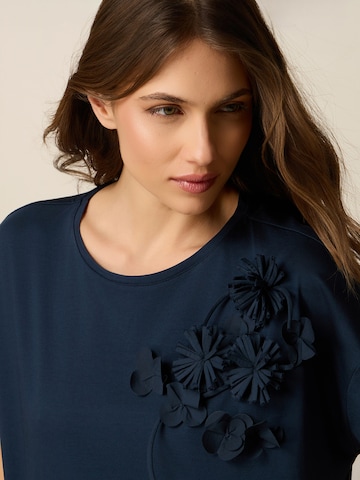 Top di oltre in blu