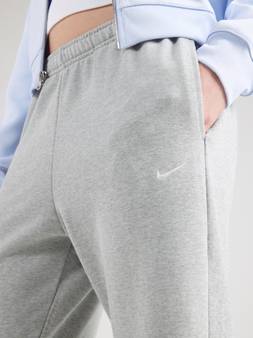Nike Sportswear Дънки Tapered Leg Панталон 'Studio Fleece' в сиво
