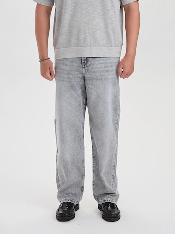Loosefit Jean 'DXHector Relaxed Fit Jeans Grey' Dxnmxrk en gris : devant