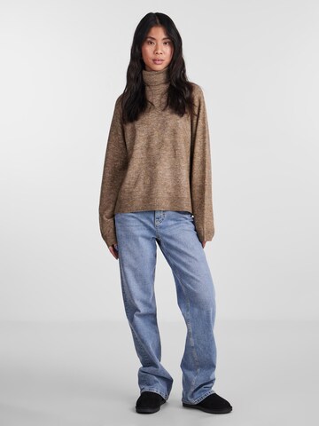 Pullover 'Juliana' di PIECES in marrone