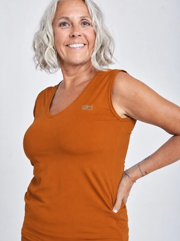 SPORTKIND - Top deportivo 'Loose Fit V-Neck' en marrón: frente