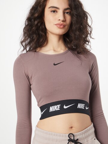 Nike Sportswear T-shirt 'Emea' i lila