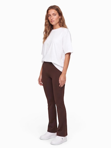 JDY - Bootcut Pantalón 'JDYPRETTY' en marrón