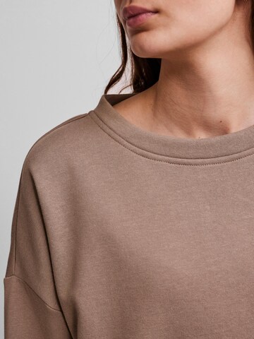 PIECES Sweatshirt 'Chilli' in Brown