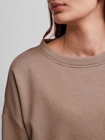 PIECES Sweatshirt 'Chilli' in Braun