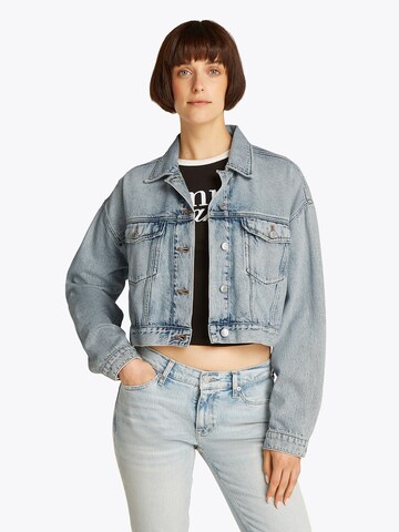 Tommy Jeans Φθινοπωρινό και ανοιξιάτικο μπουφάν σε μπλε: μπροστά