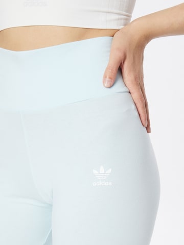 ADIDAS ORIGINALS Skinny Leggingsit 'Adicolor Essentials' värissä sininen