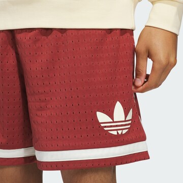 Loosefit Pantalon ADIDAS ORIGINALS en rouge