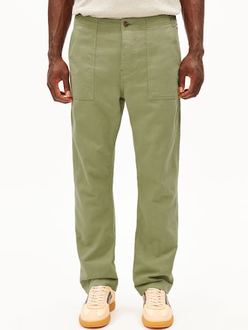 ARMEDANGELS Loosefit Broek in Groen: voorkant