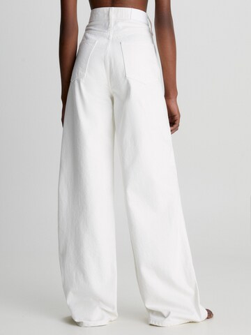 Calvin Klein بساق عريضة جينز بلون أبيض