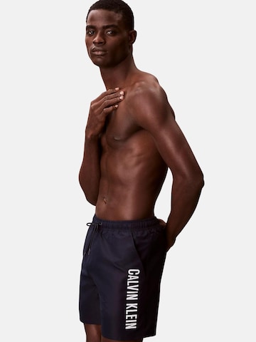 Shorts de bain 'CALVIN KLEIN MEDIUM DRAWSTRING Costumi da bagno' Calvin Klein en bleu