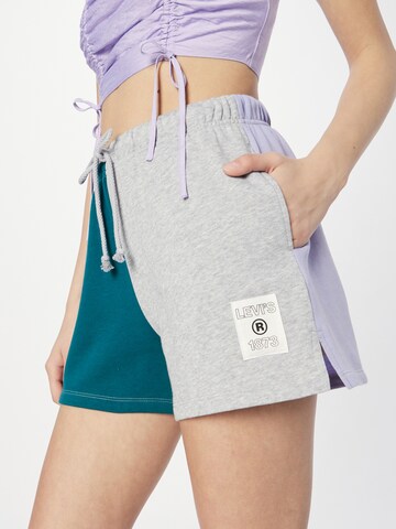 LEVI'S ® Lużny krój Spodnie 'Graphic Court Sweatshort' w kolorze szary