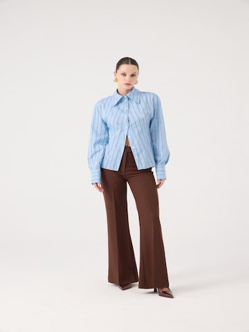 HOLLY LOLLY Flared Pantalon in Bruin: voorkant