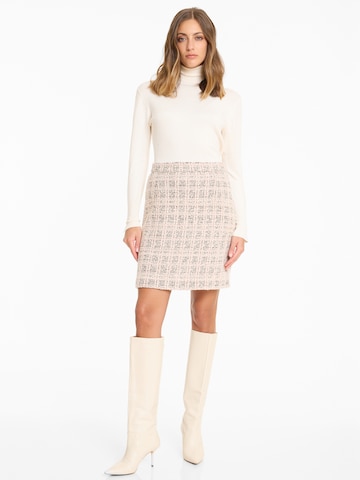 Ana Alcazar Rok 'Abjata' in Roze