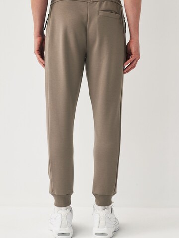 Tapered Pantaloni funzionali di Next in marrone