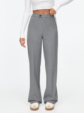 Pull&Bear Loose fit Trousers with creases in Grey: front