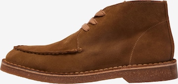 SELECTED HOMME أحذية Chukka 'Riga' بلون بني: الأمام