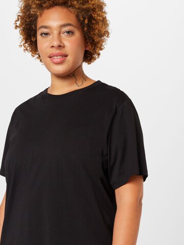 PIECES Curve T-Shirt 'RIA' in Schwarz