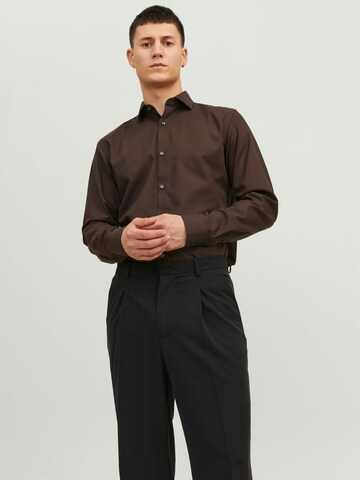 Coupe slim Chemise business 'Parker' JACK & JONES en marron