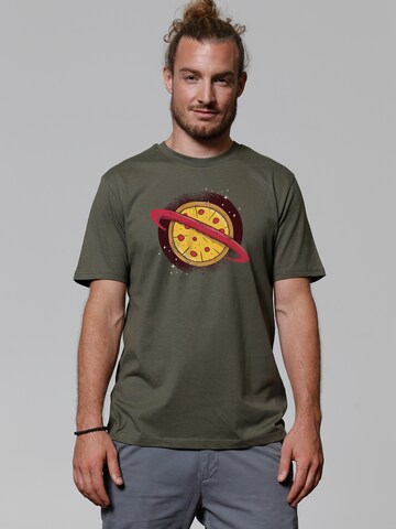 Maglietta 'Pizza Planet' di Watapparel in verde: frontale