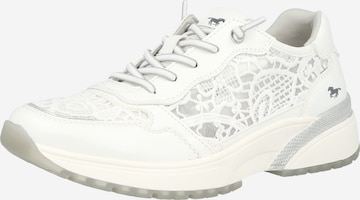 Baskets basses MUSTANG en blanc : devant