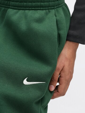 Nike SportswearTapered Hlače 'Phoenix Fleece' - zelena boja