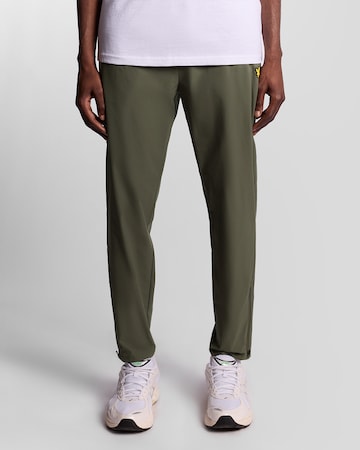 Coupe slim Pantalon Lyle & Scott en vert : devant