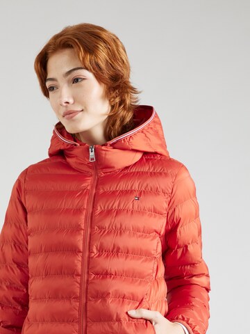 TOMMY HILFIGER Välikausitakki värissä punainen