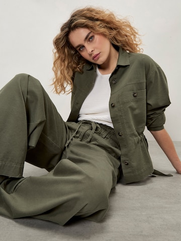 Apricot Loosefit Paper Bag Waist Wide Leg Trousers ' ' in Grün