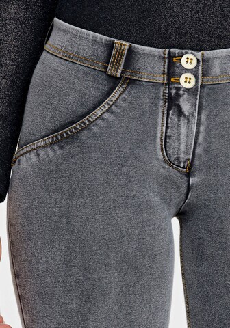 Freddy Skinny Jeggings in Grey
