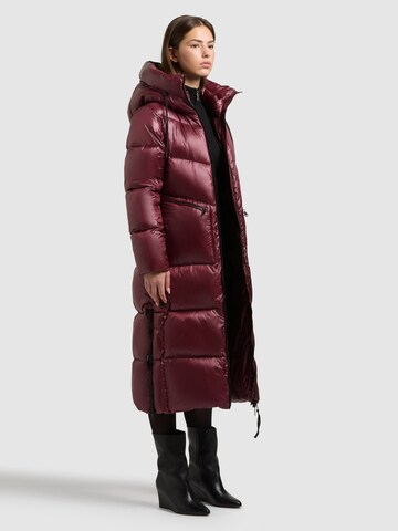 khujo Talvemantel 'Tonia', värv punane