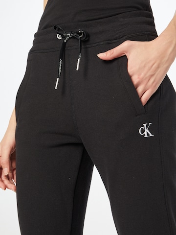 Calvin Klein Jeans Zúžený Kalhoty – černá