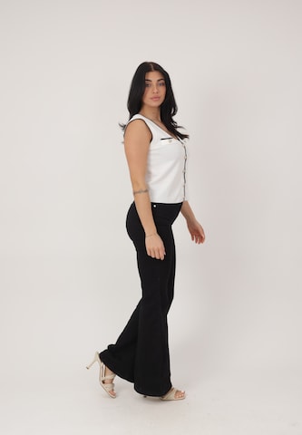 Elara Strikvest i hvid