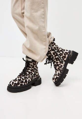 Bottines à lacets CESARE GASPARI en jaune