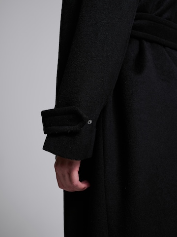 AEMMI Between-seasons coat in Black