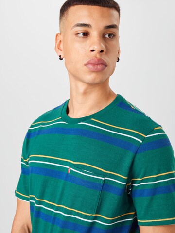 LEVI'S ® Paita 'Relaxed Fit Pocket Tee' värissä vihreä