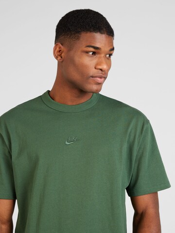 Nike Sportswear Μπλουζάκι 'Premium Essentials' σε πράσινο