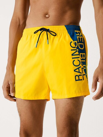 Pantaloncini da bagno di Red Bull Racing x Pepe Jeans in giallo: frontale