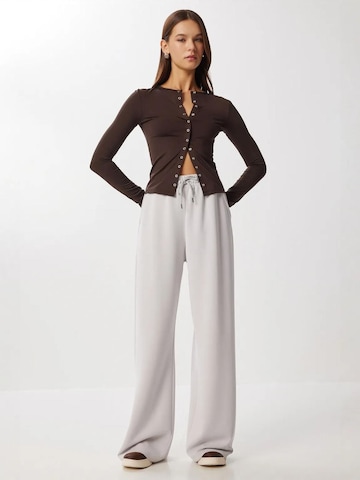 Wide leg Pantaloni di Happiness İstanbul in grigio