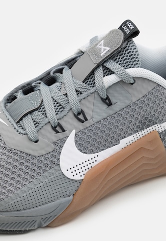 NIKE Sportovní boty 'METCON 7' – šedá