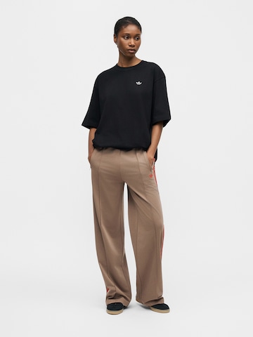 ADIDAS ORIGINALS - Camiseta talla grande 'Essentials' en negro