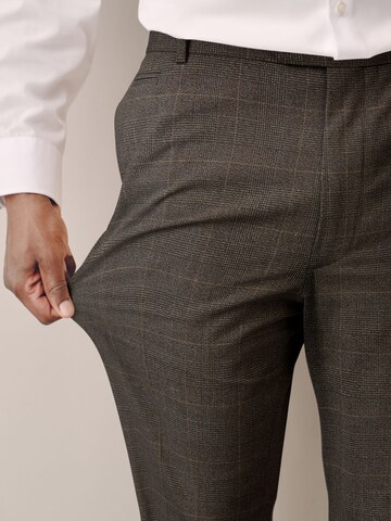 regular Pantaloni con piega frontale 'Motionflex' di Next in marrone