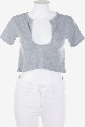 PrettyLittleThing Cropped Shirt XXS in Grau: predná strana