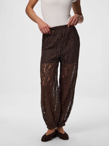 Effilé Pantalon 'PCAline' PIECES en marron : devant