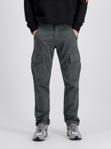 ALPHA INDUSTRIES Regular Cargobroek in Grijs: voorkant