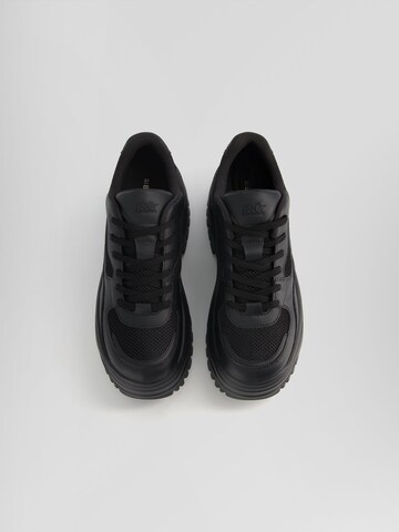 Sneaker bassa di Bershka in nero