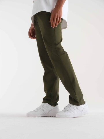 Regular Pantalon chino 'Jeremy' ABOUT YOU x Kevin Trapp en vert