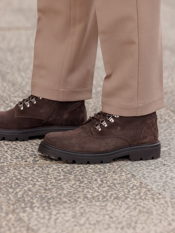 DAN FOX APPAREL Schnürstiefel in Braun