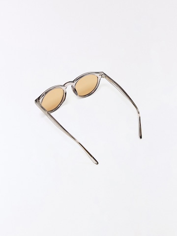 Lunettes de soleil Bershka en gris